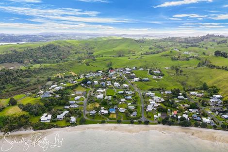 Photo of property in 23 Oxford Street, Whakapirau, 0583