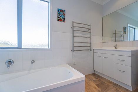 Photo of property in 16 Ohuka Place, Whitianga, 3510