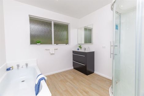 Photo of property in 34 Glanmire Road, Newlands, Wellington, 6037