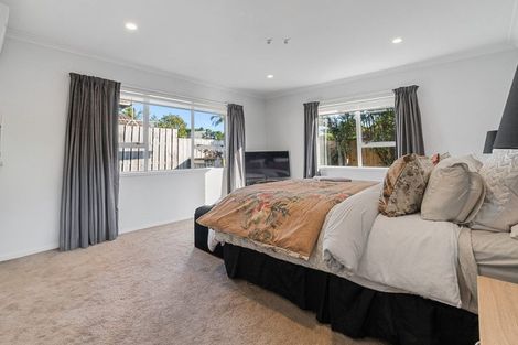Photo of property in 8 Rarahu Place, The Gardens, Auckland, 2105