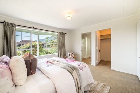 Photo of property in 33 Rewarewa Crescent, Waikanae, 5036
