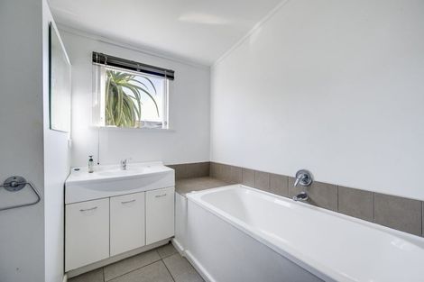 Photo of property in 2 Avondale Road, Taradale, Napier, 4112