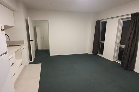 Photo of property in 3/104 East Coast Road, Forrest Hill, Auckland, 0620