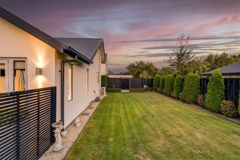 Photo of property in 6 Lakebridge Place, Parklands, Christchurch, 8083