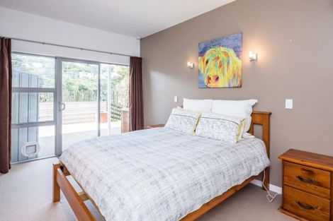 Photo of property in 33 Tiketike Way, Brooklyn, Wellington, 6021