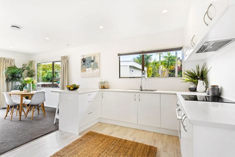 Photo of property in 9 Rewarewa Road, Te Atatu Peninsula, Auckland, 0610