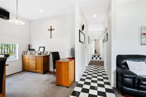 Photo of property in 11 Fathom Place, Te Atatu Peninsula, Auckland, 0610