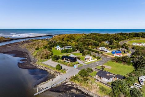 Photo of property in 9 Beach Road, Patea, 4520