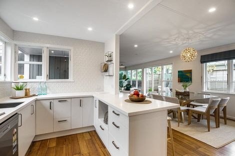 Photo of property in 33 Muir Avenue, Mangere Bridge, Auckland, 2022