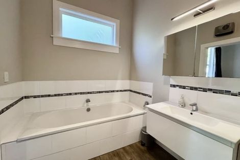 Photo of property in 40 Garden Road, Northland, Wellington, 6012