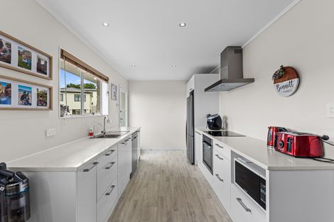Photo of property in 2/31 Pakira Avenue, Glendene, Auckland, 0602