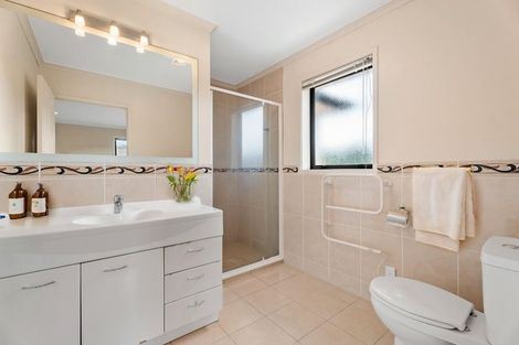 Photo of property in 92 George Deane Place, Greenhithe, Auckland, 0632