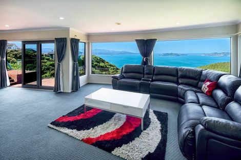 Photo of property in 8 Tamworth Crescent, Newlands, Wellington, 6037