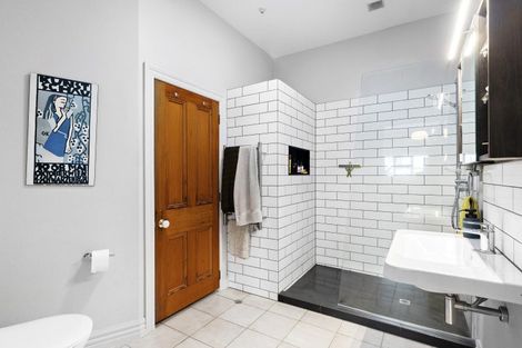 Photo of property in Endeavour Apartments, 12/125u Thorndon Quay, Pipitea, Wellington, 6011