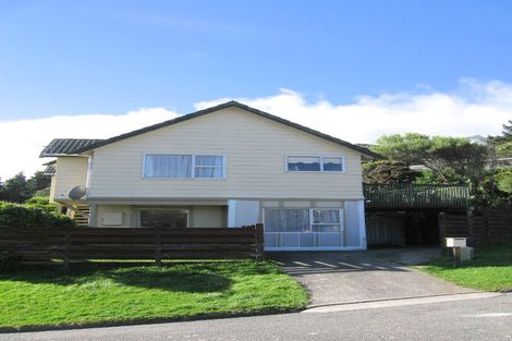 Photo of property in 5 Pimlico Place, Newlands, Wellington, 6037