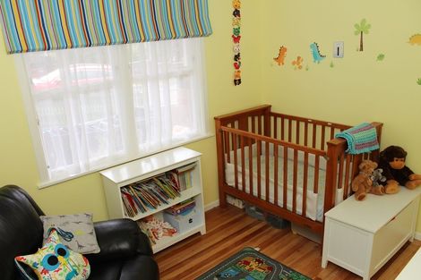 Photo of property in 6 Warren Street, Paparangi, Wellington, 6037