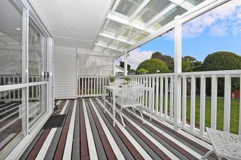Photo of property in 27 Clinton Avenue, Te Atatu Peninsula, Auckland, 0610