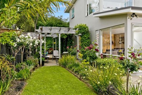 Photo of property in 27 Newbury Place, Schnapper Rock, Auckland, 0632