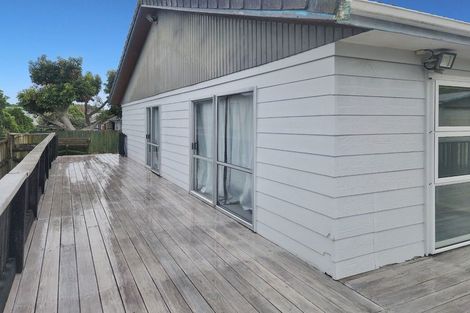 Photo of property in 32 Becker Drive, Weymouth, Auckland, 2103