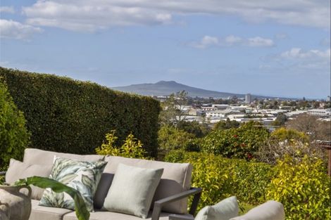 Photo of property in 12 Ross Avenue, Glenfield, Auckland, 0629