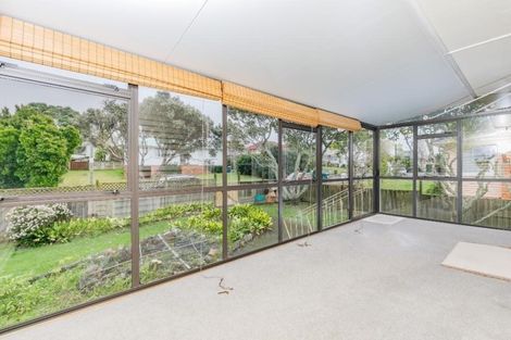 Photo of property in 9 Maunder Place, New Lynn, Auckland, 0600