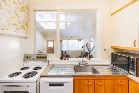 Photo of property in 18 Milverton Avenue, Hokowhitu, Palmerston North, 4410