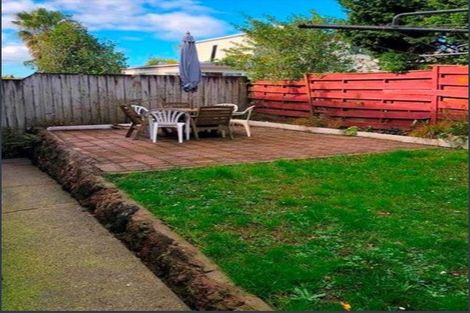 Photo of property in 1/3 Forsythe Place, Massey, Auckland, 0614