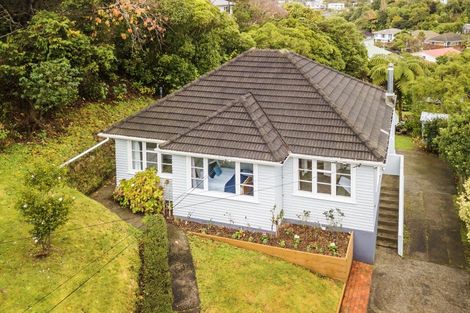 Photo of property in 5 Tui Terrace, Tawa, Wellington, 5028