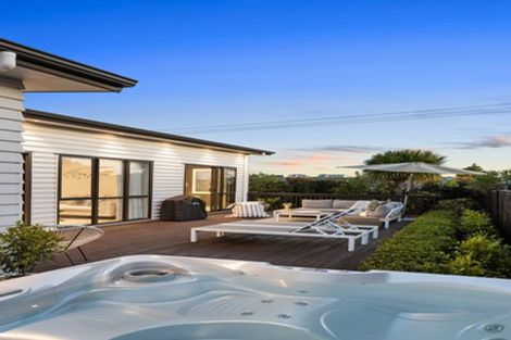 Photo of property in 7 Syd Grant Crescent, Orewa, 0931