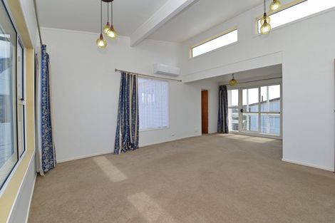 Photo of property in 5a Edgecombe Street, Newlands, Wellington, 6037