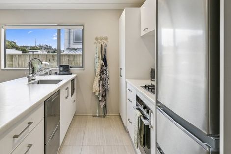 Photo of property in 2 Brindle Way, Newlands, Wellington, 6037