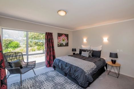 Photo of property in 9 Papawai Grove, Waikanae, 5036