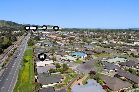 Photo of property in 15 Balmerino Grove, Waikanae, 5036