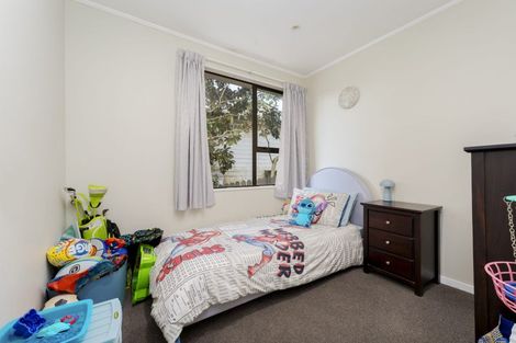 Photo of property in 12 Halloran Place, Massey, Auckland, 0614