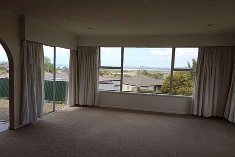 Photo of property in 2 Wakeling Avenue, Te Atatu South, Auckland, 0610