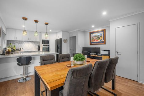 Photo of property in 5 Minerva Avenue, Helensville, 0800