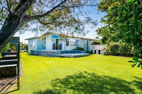 Photo of property in 15 Leon Place, Waitara, 4320