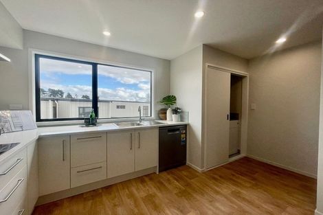 Photo of property in 2 Mikoikoi Crescent, Mangere Bridge, Auckland, 2022