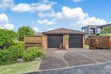 Photo of property in 1/11 Bernleigh Terrace, West Harbour, Auckland, 0618
