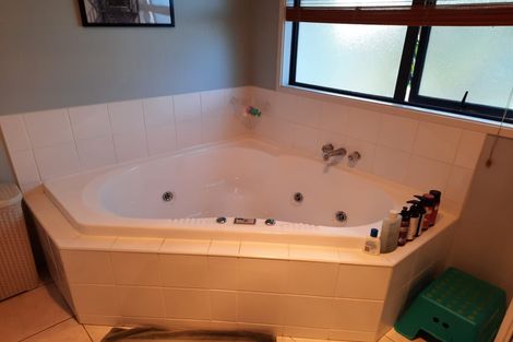 Photo of property in 8 Forbes Lane, Newlands, Wellington, 6037