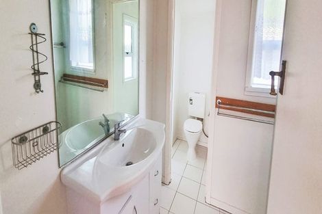 Photo of property in 8 Keeling Road, Henderson, Auckland, 0612