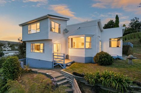 Photo of property in 15 Romney Square, Tawa, Wellington, 5028