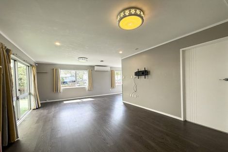 Photo of property in 9 Woodman Place, West Harbour, Auckland, 0618