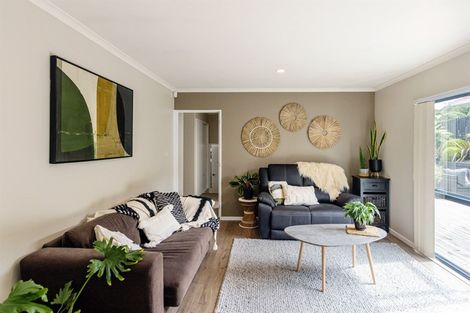 Photo of property in 13 Berkshire Terrace, Massey, Auckland, 0614