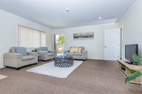 Photo of property in 28 Ginders Drive, Massey, Auckland, 0614