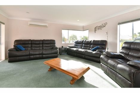 Photo of property in 1 Lakeside Drive, Orewa, 0931