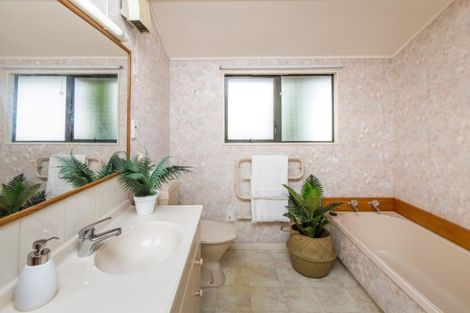 Photo of property in 2 Kowhai Street, Tawa, Wellington, 5028