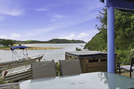 Photo of property in 16 Bush Point Road, Cable Bay, 0420