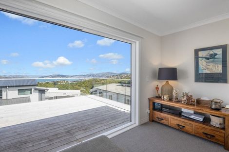 Photo of property in 30 Grumman Lane, Newlands, Wellington, 6037