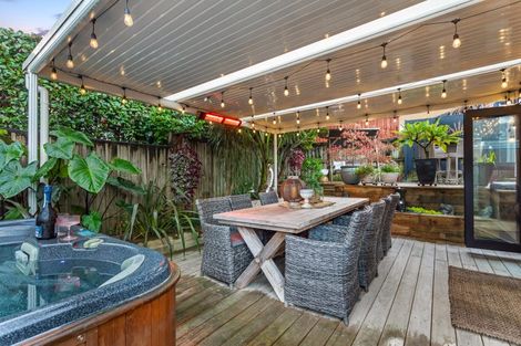 Photo of property in 6 Oystergrove Road, West Harbour, Auckland, 0618